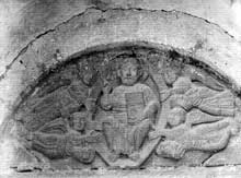 Saint Aventin (Haute Garonne) : face sud l’église : tympan du portail : le Christ du Jugement