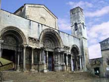 Saint Gilles du Gard : façade de l’abbatiale. Vue générale