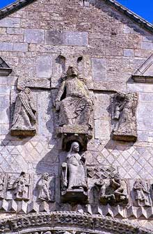 Saint Jouin de Marnes (Deux Sèvres) : léglise abbatiale. La façade : voussures du portail central