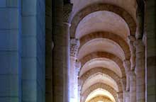 Saint Jouin de Marnes (Deux Sèvres) : léglise abbatiale. La façade : bas côtés