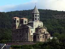 Saint Nectaire (Puy du Dôme) : vue générale de l’église du prieuré