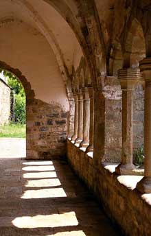 Silvanès (Aveyron) : l’abbaye. Le cloître
