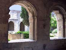 Silvanès (Aveyron) : l’abbaye. Le cloître