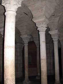 Tournus (Saône et Loire) : abbatiale saint Philibert. Intérieur de la rotonde de la crypte.