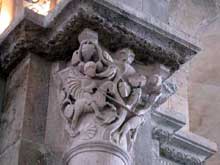 VÃ©zelay (Yonne), basilique sainte MadeleineÂ : chapiteau de la nef. Chasse de saint Eustache