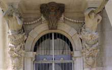 Pierre Puget : porte de l’hôtel de ville de Toulon. 1656. Marbre. Toulon, musée naval