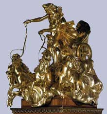 Philippe Caffieri (1714-1774) : le Chariot d’Apollon. Vers. 1767. Bronze doré, 45 cm. Londres, Wallace Collection