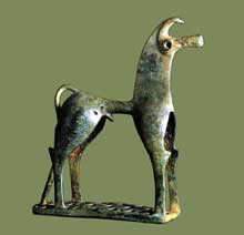 Cheval de l’époque géométrique en bronze provenant d’Olympie. Vers 750 avant JC. Musée de Berlin. (Art grec)
