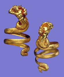 Bracelets en spirale à extrémités zoomorphes en forme de tritons, trouvés en Grèce du Nord. Or. 5,7 et 6,2cm ; Vers 200 avant JC. New York, Metropolitan Museum. (Art grec)