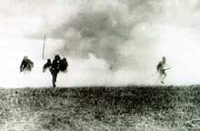 L’infanterie allemande attaque sous un nuage de gaz. Manoeuvre