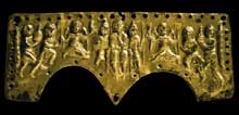 Trésor d’Agilulf, roi de Lombardie (590-616) : plaque de casque en bronze doré représentant le triomphe du Roi. Florence, musée national du Bargello