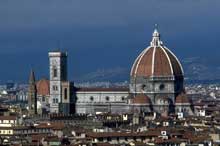 Florence : le Dôme de Santa Maria précédé du campanile de Giotto