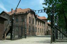 Auschwitz I : entrée du Stammlager avec l’inscription : « Arbeit macht frei », « le travail rend libre »