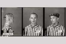 Auschwitz I : tous les détenus du Stammlager, hormis les prisonniers de guerre soviétiques, sont enregistrés et tatoués