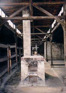 Auschwitz-Birkenau: intérieur d’une baraque de type « écurie »