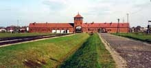 Auschwitz-Birkenau : la voie de chemin de fer et l’entrée du camp