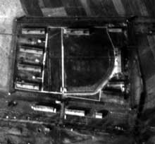 Bisingen en Bade-Wurtemberg, camp-commando de Natzwiller – Struthof : vue aérienne du camp et du site d’extraction des schistes bitumeux