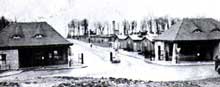 Buchenwald : le « Carachoweg »… route menant de la gare de Weimar au camp ; les prisonniers arrivant au camp y sont battus par les SS