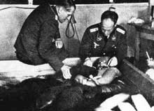 Mauthausen : les terribles expériences du Docteur Rascher, commandées par la Luftwaffe. Ce détenu est en train de mourir dans de l