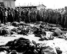 Soldats américains devant un bûcher dans le camp d’Ohrdruf
