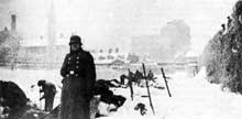 Février 1940 : surveillés par un garde SS, des Juifs polonais creusent leur tombe dans le sol gelé..