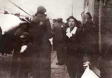 Belchatow : Juifs rassemblés rue Pabianicka pour la déportation, août 1942