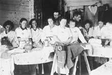 Glebokie: femmes juives à la confection d’uniformes nazis dans le ghetto
