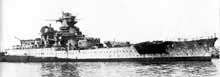 Le « Richelieu » endommagé à Dakar. Il finira par rejoindre la flotte alliée, sera engagé dans le Pacifique et sera dans la rade de Tokyo lors de la reddition du Japon