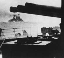 La dernière image du HMS Hood (à l’arrière plan) quelques instants avant son explosion