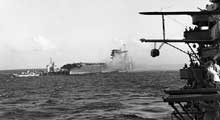 Bataille de la mer de Corail : touché à mort, le porte-avions « Lexington » est abandonné avant de couler