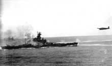 Bataille de Santa Cruz : LUSS « South Dakota » attaqué par un bombardier-torpilleur japonais