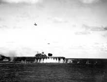 Bataille de Santa Cruz : LUSS « Hornet » attaqué par des bombardiers-torpilleurs japonais