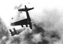 Extraordinaire cliché d’un B17 américain touché et en perdition lors d’une mission de bombardement