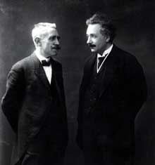 Albert Einstein (1879-1955) en compagnie de Paul Langevin