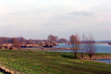 Le Lek, un des deux grands bras du Rhin à son embouchure en Hollande