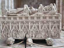 Alcobaça : abbatiale : la tombe du roi Pedro et de la reine Inès